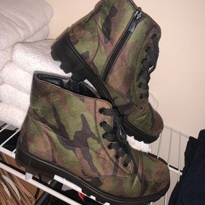 Combat boots